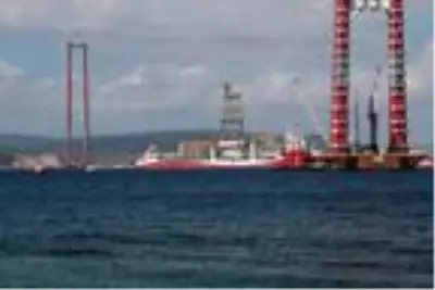 Sondaj gemisi 'Kanuni', Çanakkale Boğazı'nı geçiyor (2) Sondaj gemisi 'Kanuni', Çanakkale Boğazı'nı geçiyor (2)
