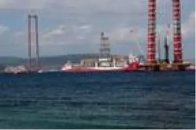 Sondaj gemisi 'Kanuni', Çanakkale Boğazı'nı geçiyor (2) Sondaj gemisi 'Kanuni', Çanakkale Boğazı'nı geçiyor (2)