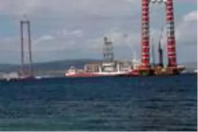 Sondaj gemisi 'Kanuni', Çanakkale Boğazı'nı geçiyor (2) Sondaj gemisi 'Kanuni', Çanakkale Boğazı'nı geçiyor (2)