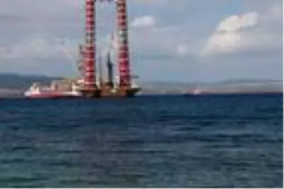 Sondaj gemisi 'Kanuni', Çanakkale Boğazı'nı geçiyor (2) Sondaj gemisi 'Kanuni', Çanakkale Boğazı'nı geçiyor (2)