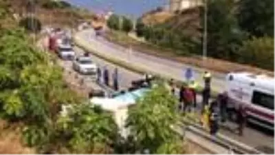 Su kanalına devrilen çöp kamyonundaki 3 kişi yaralandı Su kanalına devrilen çöp kamyonundaki 3 kişi yaralandı