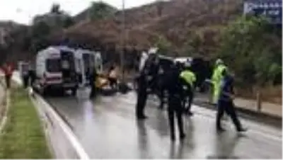 Su kanalına devrilen çöp kamyonundaki 3 kişi yaralandı Su kanalına devrilen çöp kamyonundaki 3 kişi yaralandı