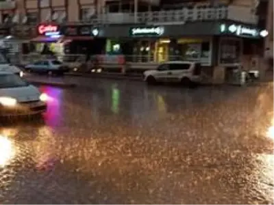 Şuhut'ta şimşekler geceyi gündüze çevirdi Şuhut'ta şimşekler geceyi gündüze çevirdi