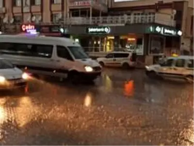 Şuhut'ta şimşekler geceyi gündüze çevirdi Şuhut'ta şimşekler geceyi gündüze çevirdi
