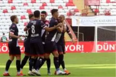 Süper Lig: FT Antalyaspor: 1 Gaziantep FK: 0 (İlk yarı) Süper Lig: FT Antalyaspor: 1 Gaziantep FK: 0 (İlk yarı)