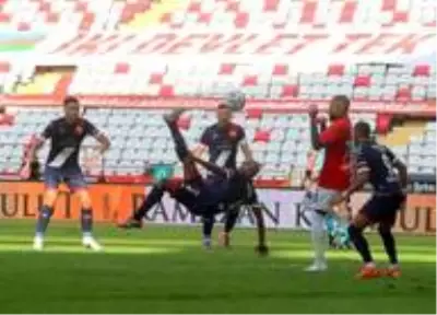 Süper Lig: FT Antalyaspor: 1 Gaziantep FK: 0 (İlk yarı) Süper Lig: FT Antalyaspor: 1 Gaziantep FK: 0 (İlk yarı)