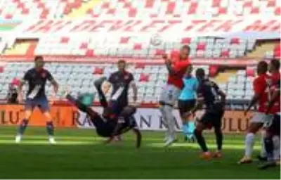 Süper Lig: FT Antalyaspor: 1 Gaziantep FK: 0 (İlk yarı) Süper Lig: FT Antalyaspor: 1 Gaziantep FK: 0 (İlk yarı)
