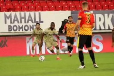 İlk yarıda 3 gol var İlk yarıda 3 gol var