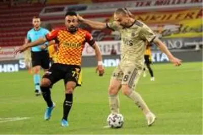 İlk yarıda 3 gol var İlk yarıda 3 gol var