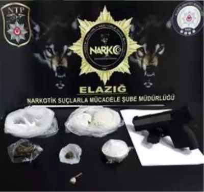 Şüpheli şahsın çantasından çeşit çeşit uyuşturucu çıktı Şüpheli şahsın çantasından çeşit çeşit uyuşturucu çıktı
