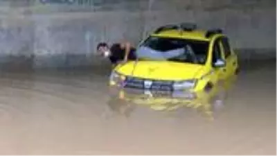 Taksicinin sağanakla imtihanı! Mahsur kaldığı alt geçitten kepçeyle kurtarılma anına ait görüntüler filmleri aratmadı Taksicinin sağanakla imtihanı! Mahsur kaldığı alt geçitten kepçeyle kurtarılma anına ait görüntüler filmleri aratmadı
