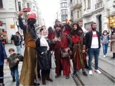 Taksim'de ilginç kostümleriyle ilgi odağı oldular Taksim'de ilginç kostümleriyle ilgi odağı oldular