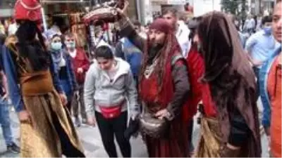 Taksim'de ilginç kostümleriyle ilgi odağı oldular Taksim'de ilginç kostümleriyle ilgi odağı oldular