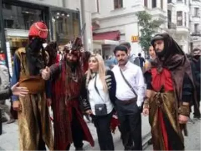 Taksim'de ilginç kostümleriyle ilgi odağı oldular Taksim'de ilginç kostümleriyle ilgi odağı oldular