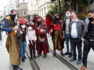 Taksim'de ilginç kostümleriyle ilgi odağı oldular Taksim'de ilginç kostümleriyle ilgi odağı oldular
