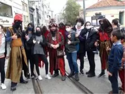 Taksim'de ilginç kostümleriyle ilgi odağı oldular Taksim'de ilginç kostümleriyle ilgi odağı oldular