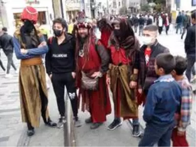 Taksim'de ilginç kostümleriyle ilgi odağı oldular Taksim'de ilginç kostümleriyle ilgi odağı oldular