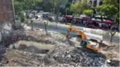 Tarihi Ulu Cami ve çarşıların çevresindeki eski yapılar yıkılıyor Tarihi Ulu Cami ve çarşıların çevresindeki eski yapılar yıkılıyor