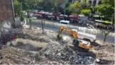 Tarihi Ulu Cami ve çarşıların çevresindeki eski yapılar yıkılıyor Tarihi Ulu Cami ve çarşıların çevresindeki eski yapılar yıkılıyor