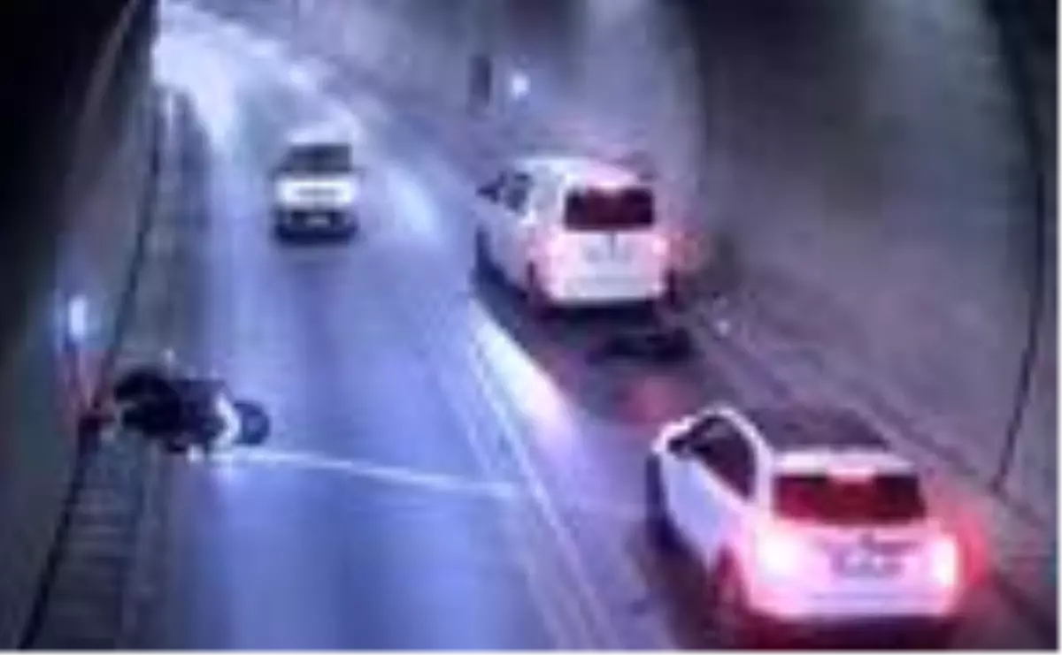 Tünelde motosikletle sollama kazası kamerada