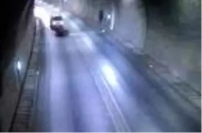 Tünelde motosikletle sollama kazası kamerada Tünelde motosikletle sollama kazası kamerada