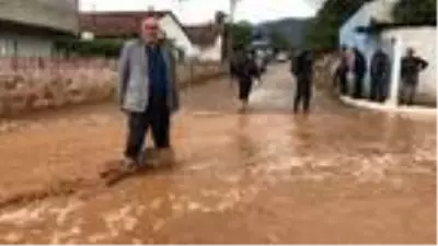Turgutlu'da sağanak; 2 dere taştı, evler ve ahırlar su altında kaldı Turgutlu'da sağanak; 2 dere taştı, evler ve ahırlar su altında kaldı