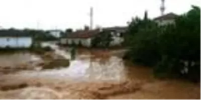 Turgutlu'da sağanak; 2 dere taştı, evler ve ahırlar su altında kaldı Turgutlu'da sağanak; 2 dere taştı, evler ve ahırlar su altında kaldı
