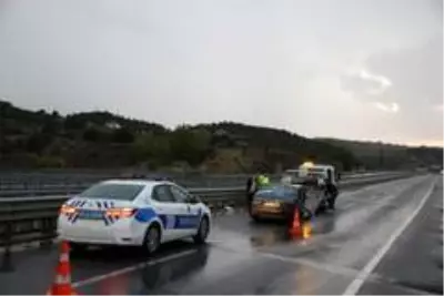 Uşak'ta bariyerlere çarpan otomobilde 2'si çocuk 5 kişi yaralandı Uşak'ta bariyerlere çarpan otomobilde 2'si çocuk 5 kişi yaralandı