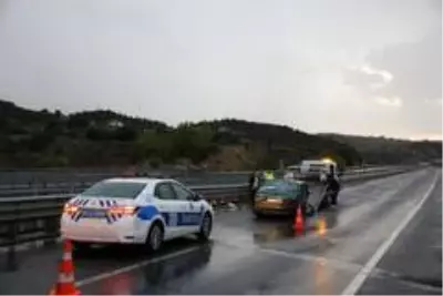 Uşak'ta bariyerlere çarpan otomobilde 2'si çocuk 5 kişi yaralandı Uşak'ta bariyerlere çarpan otomobilde 2'si çocuk 5 kişi yaralandı