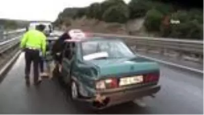 Uşak'ta bariyerlere çarpan otomobilde 2'si çocuk 5 kişi yaralandı Uşak'ta bariyerlere çarpan otomobilde 2'si çocuk 5 kişi yaralandı