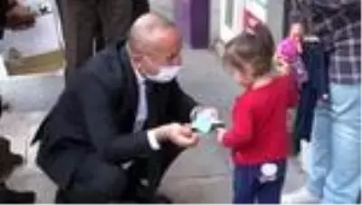 Vali Atik maske takmak istemeyen miniği ikna etti Vali Atik maske takmak istemeyen miniği ikna etti