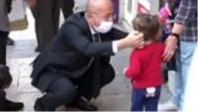 Vali Atik maske takmak istemeyen miniği ikna etti Vali Atik maske takmak istemeyen miniği ikna etti