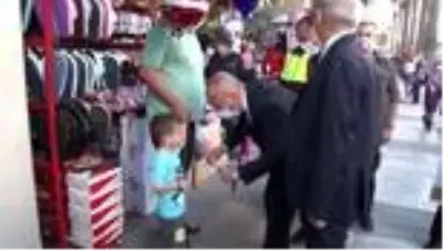 Vali Atik maske takmak istemeyen miniği ikna etti Vali Atik maske takmak istemeyen miniği ikna etti