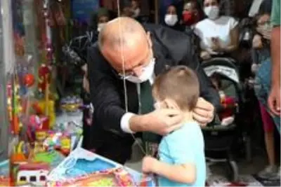 Vali Atik maske takmak istemeyen miniği ikna etti Vali Atik maske takmak istemeyen miniği ikna etti