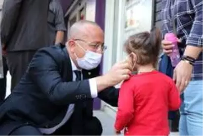 Vali Atik maske takmak istemeyen miniği ikna etti Vali Atik maske takmak istemeyen miniği ikna etti