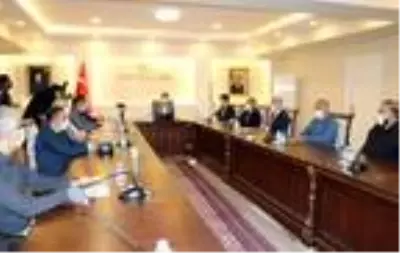 Van'da yeni koronavirüs kararları; otobüs ve minibüslerde ayakta yolcu alınmayacak Van'da yeni koronavirüs kararları; otobüs ve minibüslerde ayakta yolcu alınmayacak