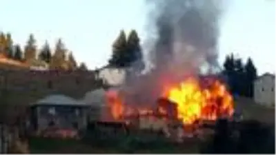 Yaylada yangın; 4 ev kullanılamaz hale geldi Yaylada yangın; 4 ev kullanılamaz hale geldi