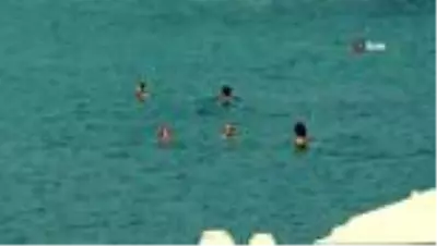 Yerli ve yabacı turistler sıcak havayla denizin tadını çıkarttı Yerli ve yabacı turistler sıcak havayla denizin tadını çıkarttı