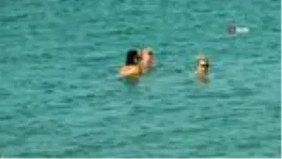 Yerli ve yabacı turistler sıcak havayla denizin tadını çıkarttı Yerli ve yabacı turistler sıcak havayla denizin tadını çıkarttı