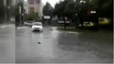 Sağanakta sipariş götüren motosikletli kuryeler suda mahsur kaldı Sağanakta sipariş götüren motosikletli kuryeler suda mahsur kaldı