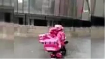 Sağanakta sipariş götüren motosikletli kuryeler suda mahsur kaldı Sağanakta sipariş götüren motosikletli kuryeler suda mahsur kaldı