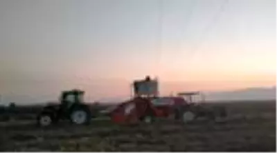 Yüksek gerilim hattının altından geçen traktör sürücüsü öldü Yüksek gerilim hattının altından geçen traktör sürücüsü öldü