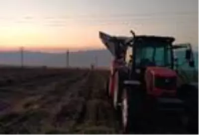 Yüksek gerilim hattının altından geçen traktör sürücüsü öldü Yüksek gerilim hattının altından geçen traktör sürücüsü öldü