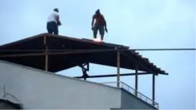 20 metre yükseklikte hem korona tedbirlerini hem de iş güvenliğini hiçe saydılar 20 metre yükseklikte hem korona tedbirlerini hem de iş güvenliğini hiçe saydılar
