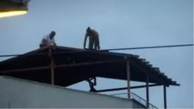 20 metre yükseklikte hem korona tedbirlerini hem de iş güvenliğini hiçe saydılar 20 metre yükseklikte hem korona tedbirlerini hem de iş güvenliğini hiçe saydılar