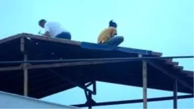 20 metre yükseklikte hem korona tedbirlerini hem de iş güvenliğini hiçe saydılar 20 metre yükseklikte hem korona tedbirlerini hem de iş güvenliğini hiçe saydılar