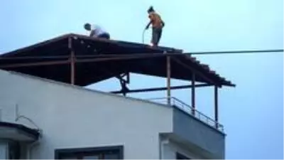 20 metre yükseklikte hem korona tedbirlerini hem de iş güvenliğini hiçe saydılar 20 metre yükseklikte hem korona tedbirlerini hem de iş güvenliğini hiçe saydılar