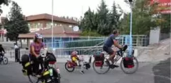Midyat: 5 yaşındaki kızlarıyla bisiklete binip 105 günde 3 bin kilometre pedal çevirdiler Midyat: 5 yaşındaki kızlarıyla bisiklete binip 105 günde 3 bin kilometre pedal çevirdiler