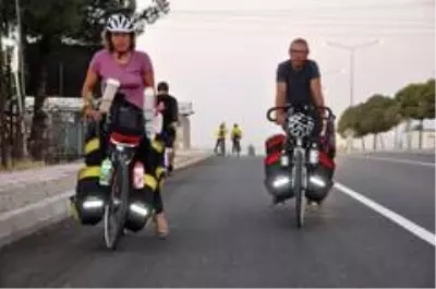 5 yaşındaki kızlarıyla bisiklete binip 105 günde 3 bin kilometre pedal çevirdiler 5 yaşındaki kızlarıyla bisiklete binip 105 günde 3 bin kilometre pedal çevirdiler