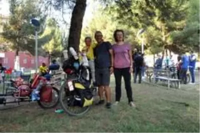 5 yaşındaki kızlarıyla bisiklete binip 105 günde 3 bin kilometre pedal çevirdiler 5 yaşındaki kızlarıyla bisiklete binip 105 günde 3 bin kilometre pedal çevirdiler